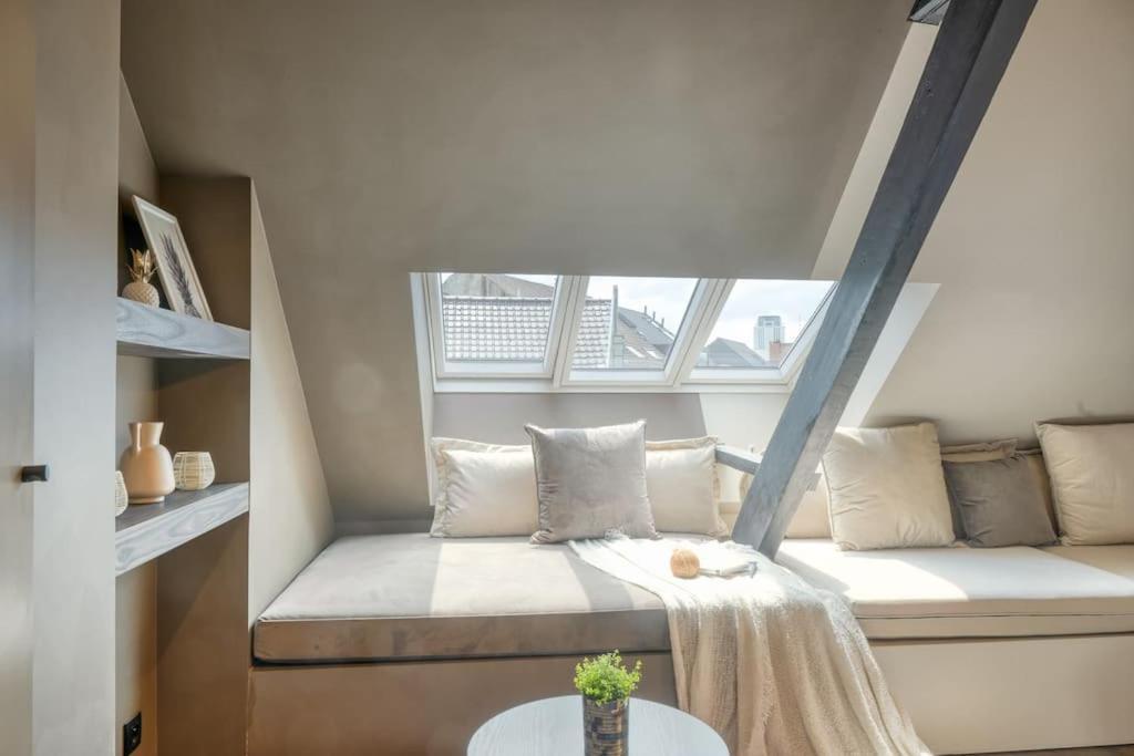 Charming Attic Retreat In Historic Center Gent